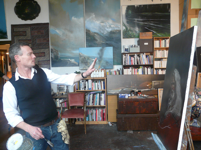 Ce film est un documentaire sur l’artiste dans son atelier. Jean ARCELIN parle de ses maîtres, de ses sujets de prédilection et des couleurs qu’il affectionne … Nous le voyons en train de préparer puis de peindre une toile dont le thème est un train dans les montagnes.